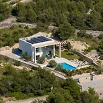 Maris - Luxury With Pool
