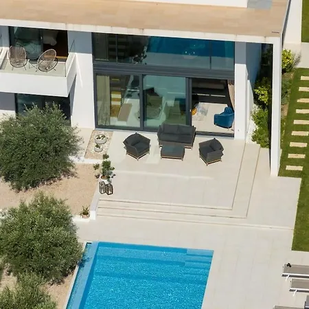 Maris - Luxury With Pool *