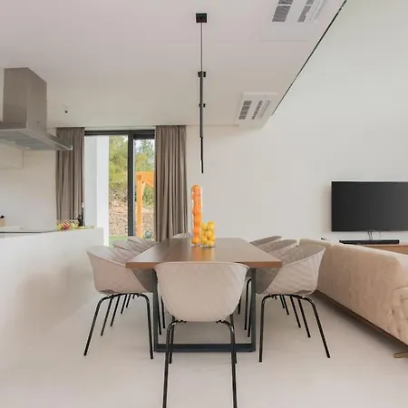 Maris - Luxury With Pool *