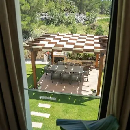 Maris - Luxury With Pool * Бродарица