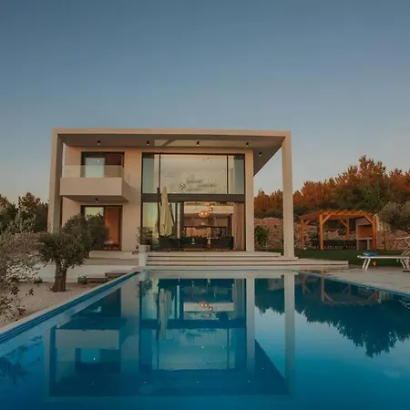 Maris - Luxury With Pool