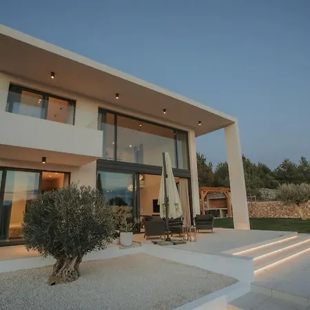 Maris - Luxury With Pool Бродарица