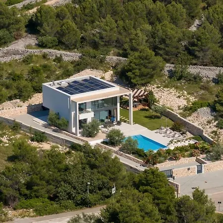 Maris - Luxury With Pool