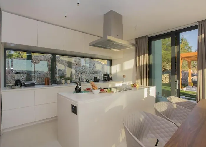 Maris - Luxury With Pool Villa *