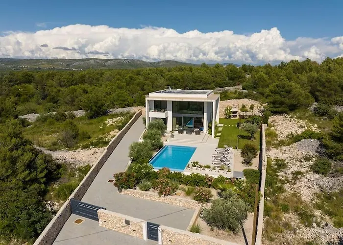 Maris - Luxury With Pool